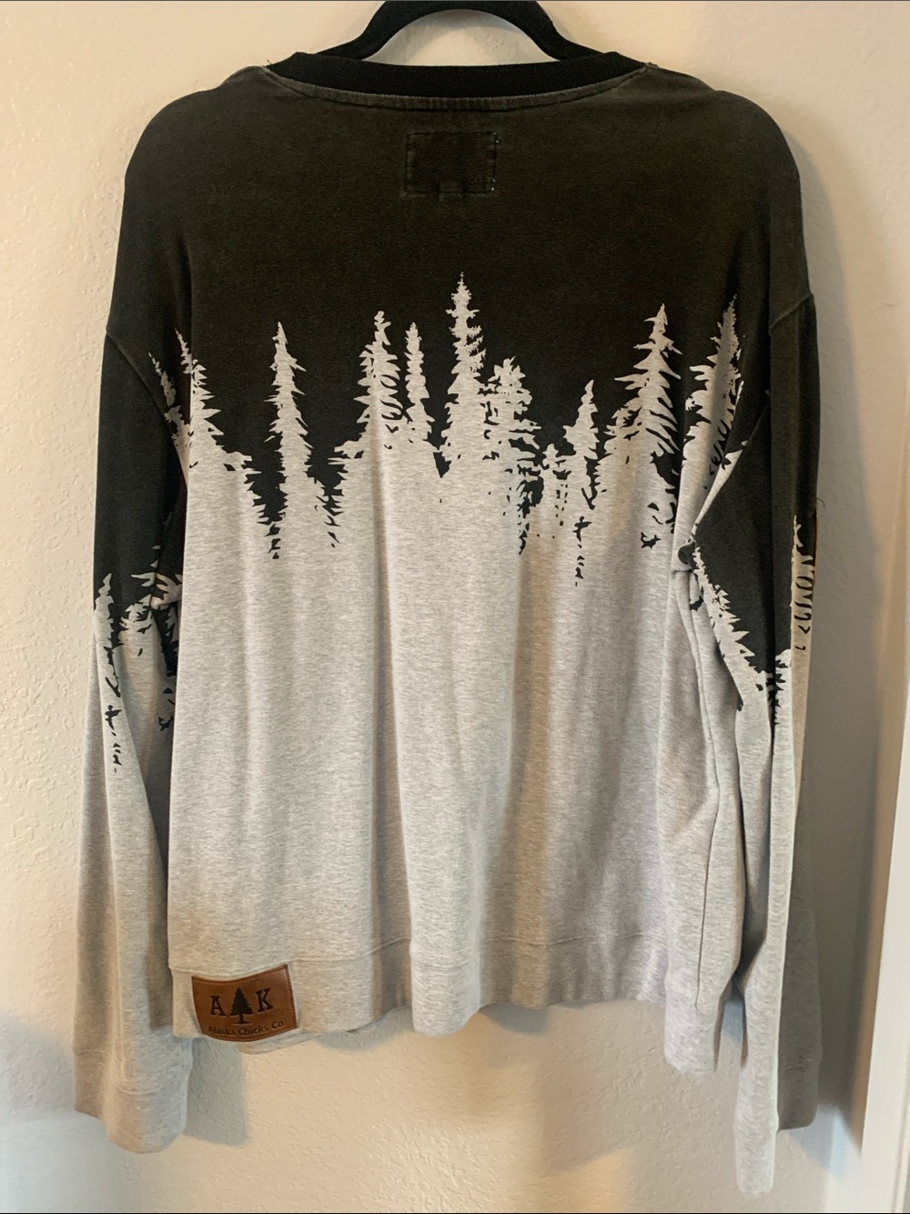 Alaska Chicks Co Black and Gray Forest-Print Pullover Sweatshirt XXL - Picture 3 of 6